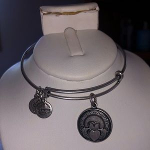 🎈Alex and Ani Claddagh Charm Bracelet (final price)